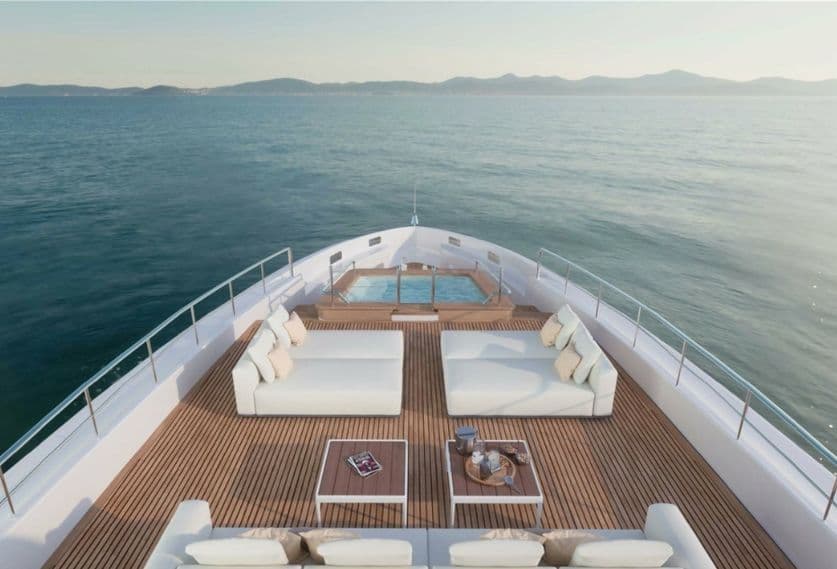 Foredeck pool & lounge