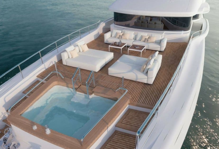 Foredeck pool & lounge