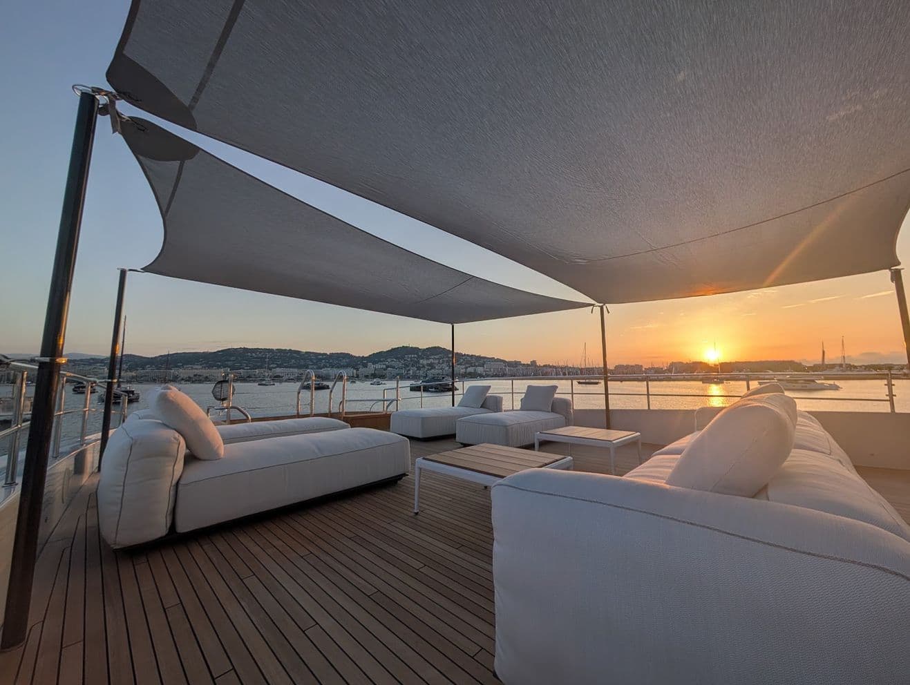 Foredeck pool & lounge