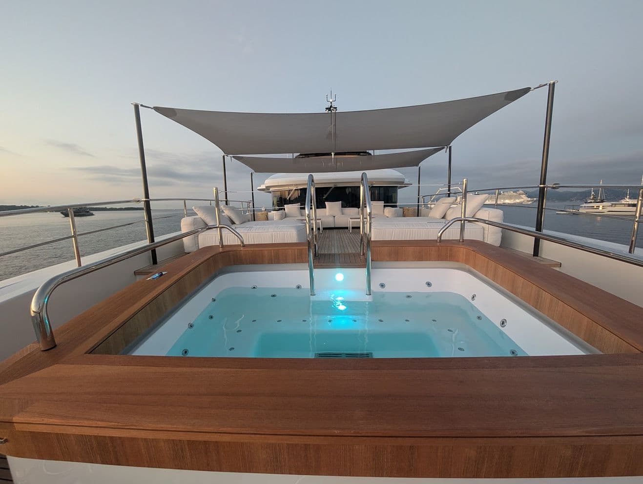 Foredeck pool & lounge